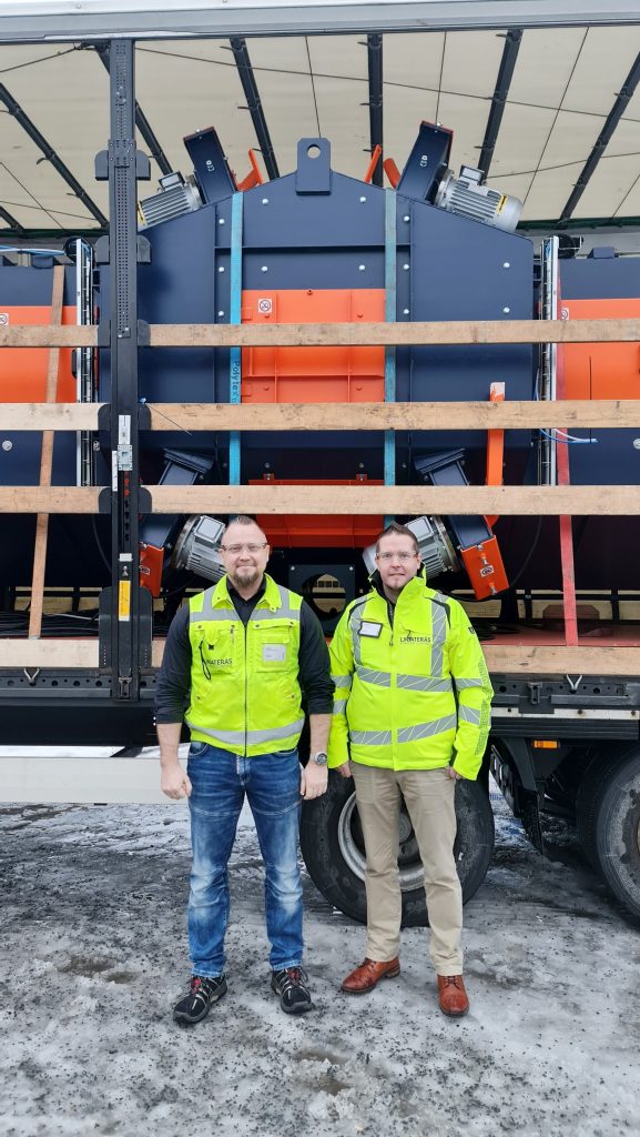The new automatic blast cleaning line arrived at Linjateräs' yard. CEO Tero Viitanen and Sales Director Ari Kesti are here to welcome