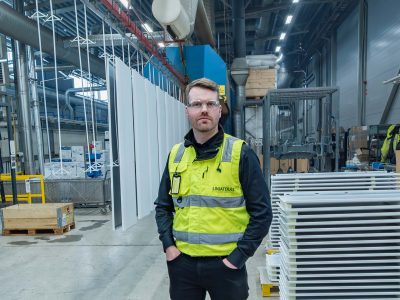 Linjateräs Oy Pulverimaalauksen asiantuntija — Lasse Heikinheimo, kokenut ammattilainen työssään