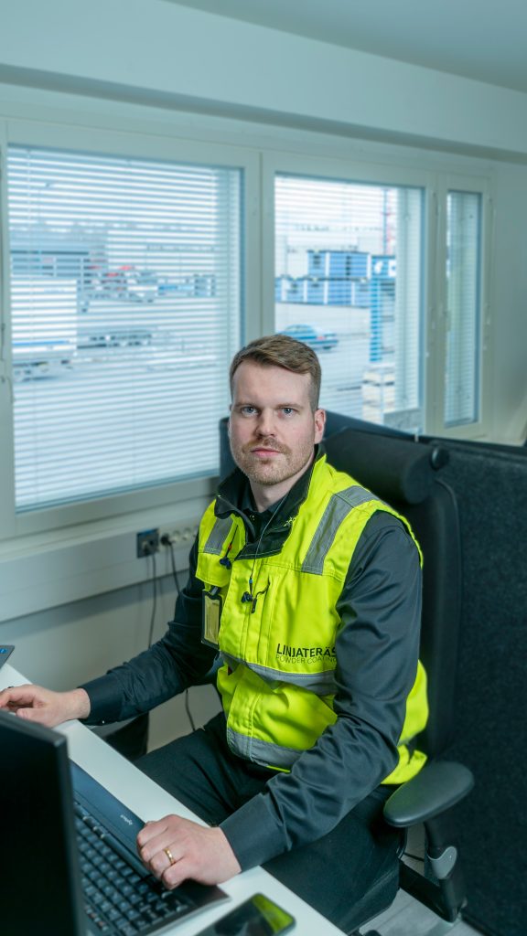 Linjateräs Oy Pulverimaalauksen asiantuntija — Lasse Heikinheimo, kokenut ammattilainen työssään