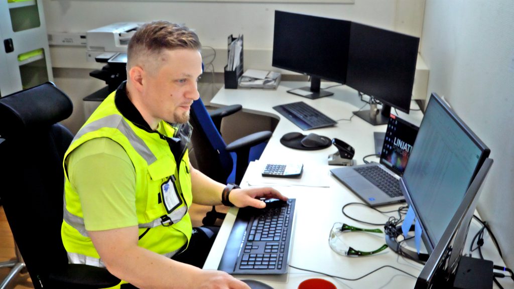 Lauri Suontausta työssään Linjateräs Oy:lla palvelupajan esihenkilön toimistossaan valvomassa tarkasti prosesseja ja laatua. Laadukas pulverimaalaus — Linjateräs Oy