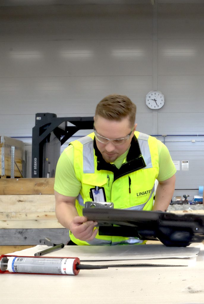 Lauri Suontausta työssään Linjateräs Oy:lla palvelupajan esihenkilön toimistossaan valvomassa tarkasti prosesseja ja laatua. Laadukas pulverimaalaus — Linjateräs Oy